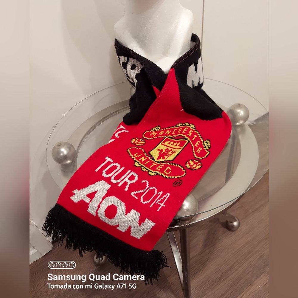 Manchester United scarf.
